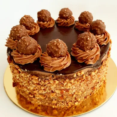 Cake de chocolate cubierto con crema y rocher